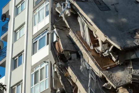 Защо при трусовете в Турция има сринати до основи сгради, а до тях други са непокътнати